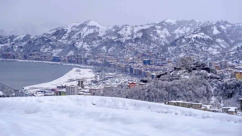 Rize’de Termometreler Rekor Kırdı: Şehir Beyaza Büründü, Temizlik Çalışmaları Sürüyor