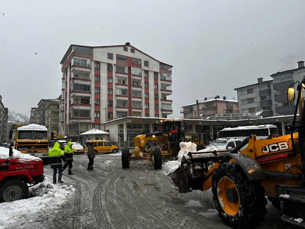 Arhavi Belediyesi Kar Temizleme Çalışmalarını Aralıksız Sürdürüyor