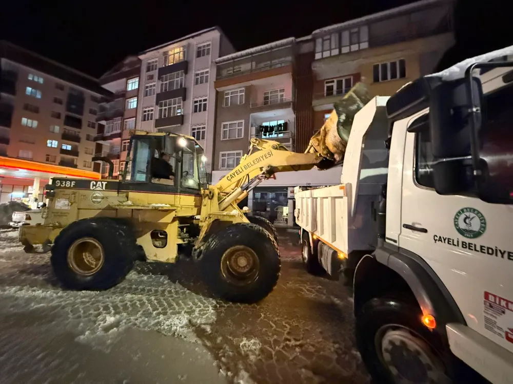 Çayeli Belediyesi, Şehrin Merkezinde Kar Temizliği Çalışmalarına Başladı