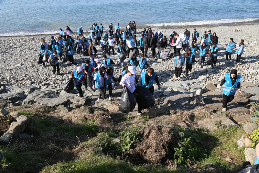 Rize Belediyesinden Çevre Bilincini Artıran Etkinlik Ribegemden Sahil Temizliği