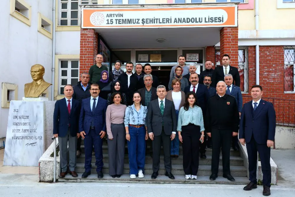 Artvin Valisi Dr.Turan Ergün,15 Temmuz Şehitleri Anadolu Lisesini Ziyaret Etti