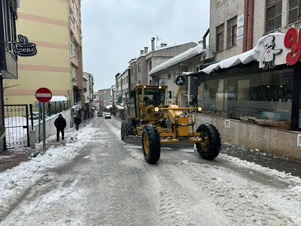 Belediye Başkanı Erdem, Kar Temizleme Çalışmalarını Yerinde İnceledi