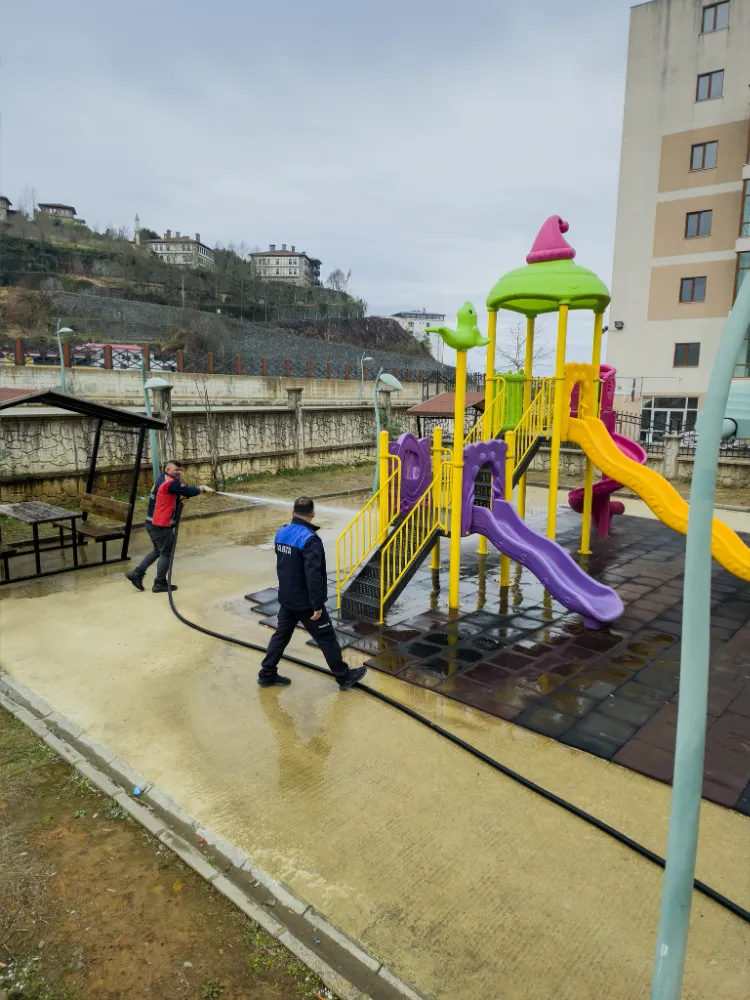 Arhavi Belediyesi,Tüm Park ve Çocuk Oyun Alanlarını Temizledi