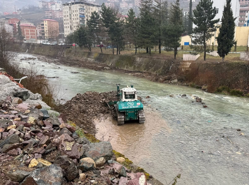 Trabzon’un Değirmendere Deresi’nde Temizlik ve Islah Çalışmaları Sürüyor