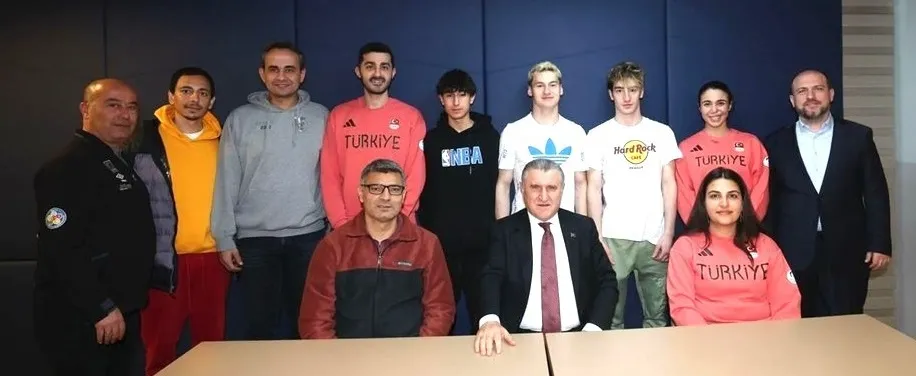 Bakan Bak, Milli Sporcularla İftar Sofrasında Buluştu