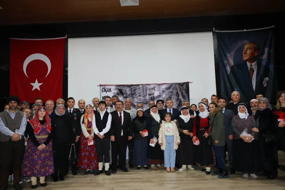 VALİ ERGÜN, ŞAVŞAT’IN KURTULUŞ YILDÖNÜMÜNDE ÇİÇEK NİNE TİYATRO GÖSTERİSİNİ İZLEDİ