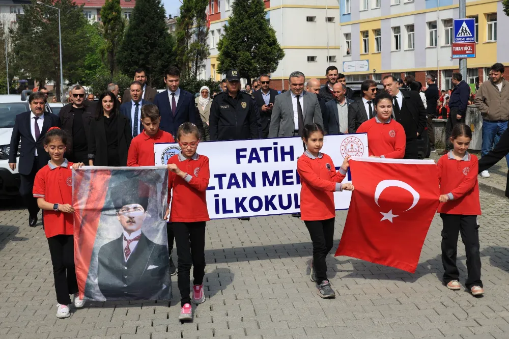 23 Nisan Coşkusu Kortej Yürüyüşüyle Başladı