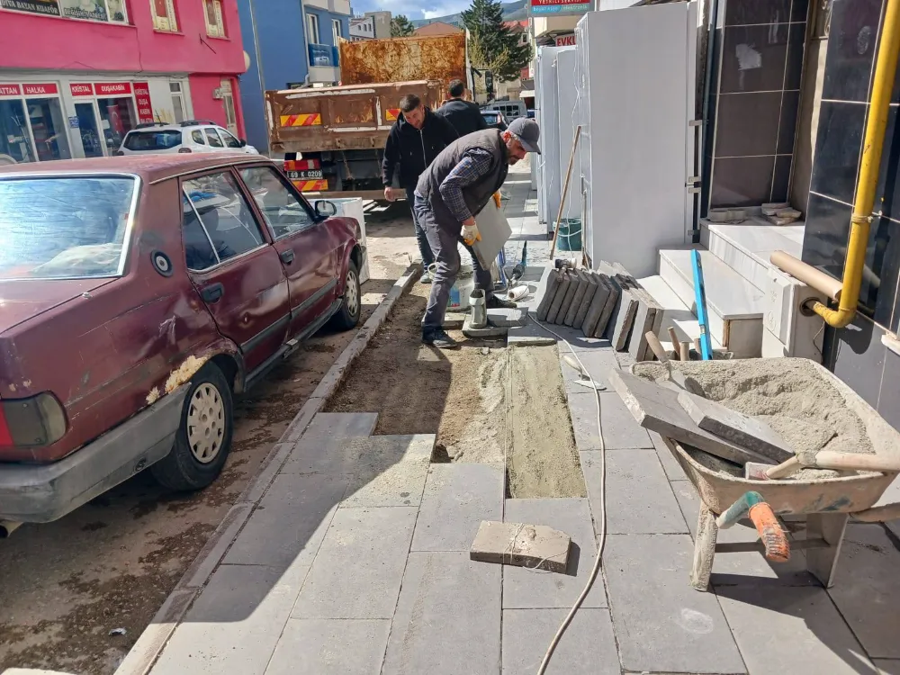 Bayburt Belediyesi Kaldırım Tamirat Çalışmalarını Sürdürüyor