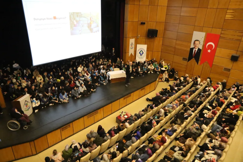 Rize’de Prof. Dr. Kemal Sayar’ın İnsan’ın Mut Mutluluk Arayışı Konferansına Büyük İlgi