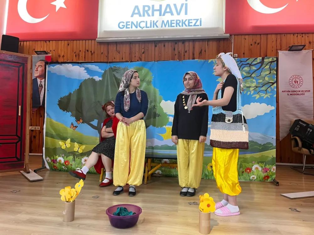 Arhavi Gençlik Merkezi’nde Çocuk Tiyatrosu Miniklerle Buluştu