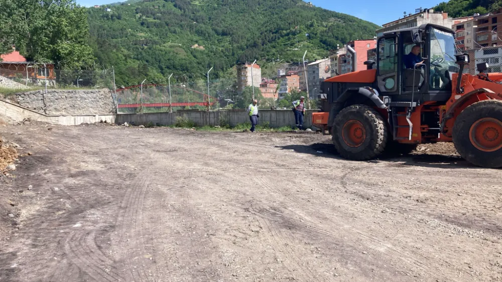 Borçka Belediyesinden Kurumlar Arası Dayanışma ile Jandarma Binasına Parke Döşeme Çalışması
