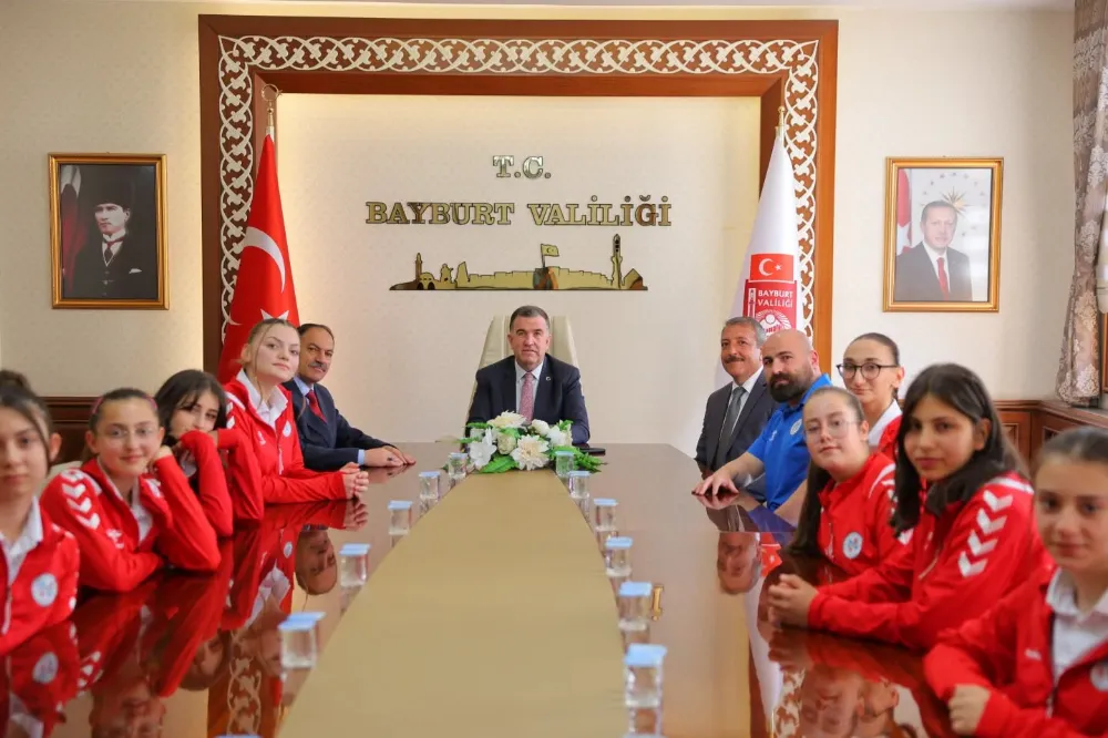 Genç Voleybolculardan Bayburt Valisi Eldivan’a Ziyaret