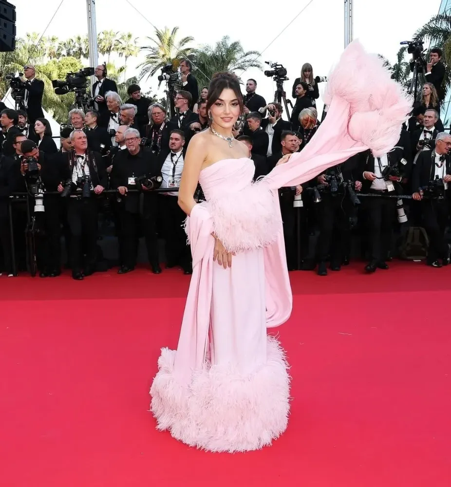 Hande Erçel, Cannes Film Festivali’nde Şıklığıyla Göz Doldurdu!