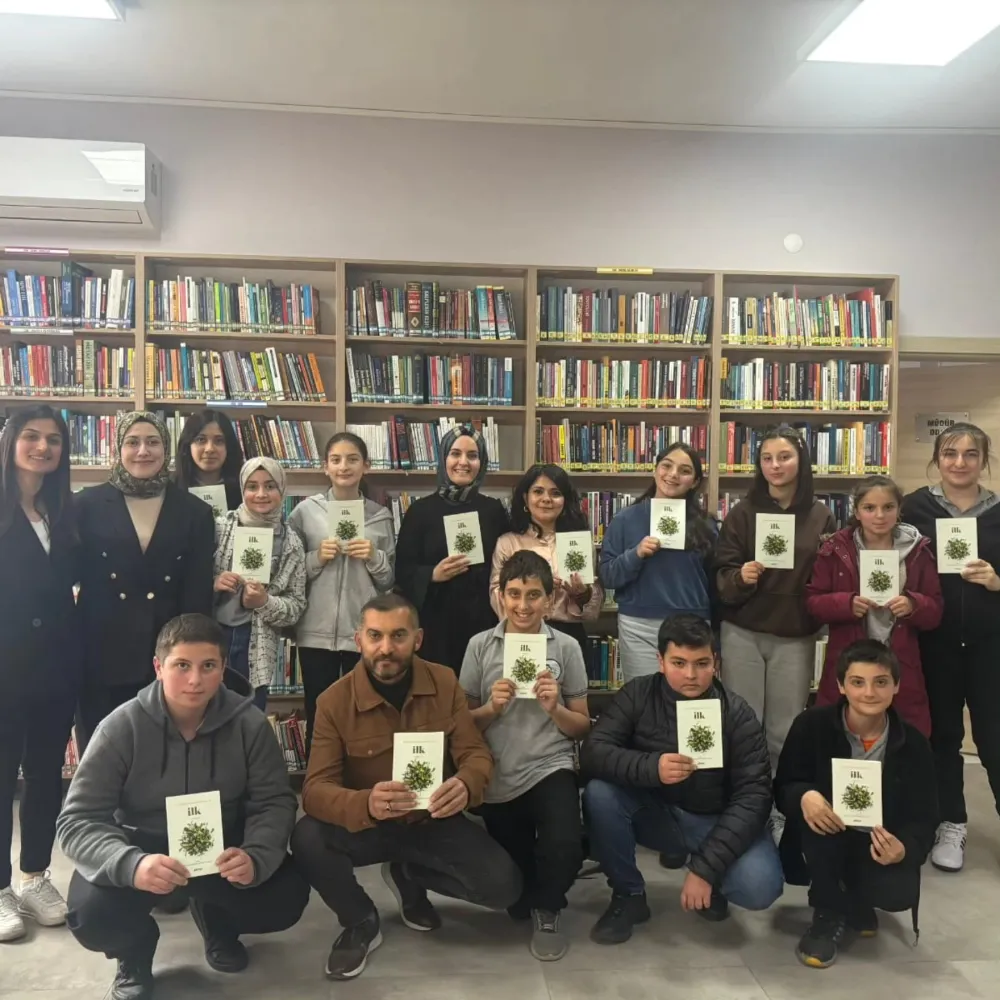 Sümer Ortaokulu Öğrencilerinden Edebiyata İlk Adım: İlk Kitabı Kütüphanede Tanıtıldı