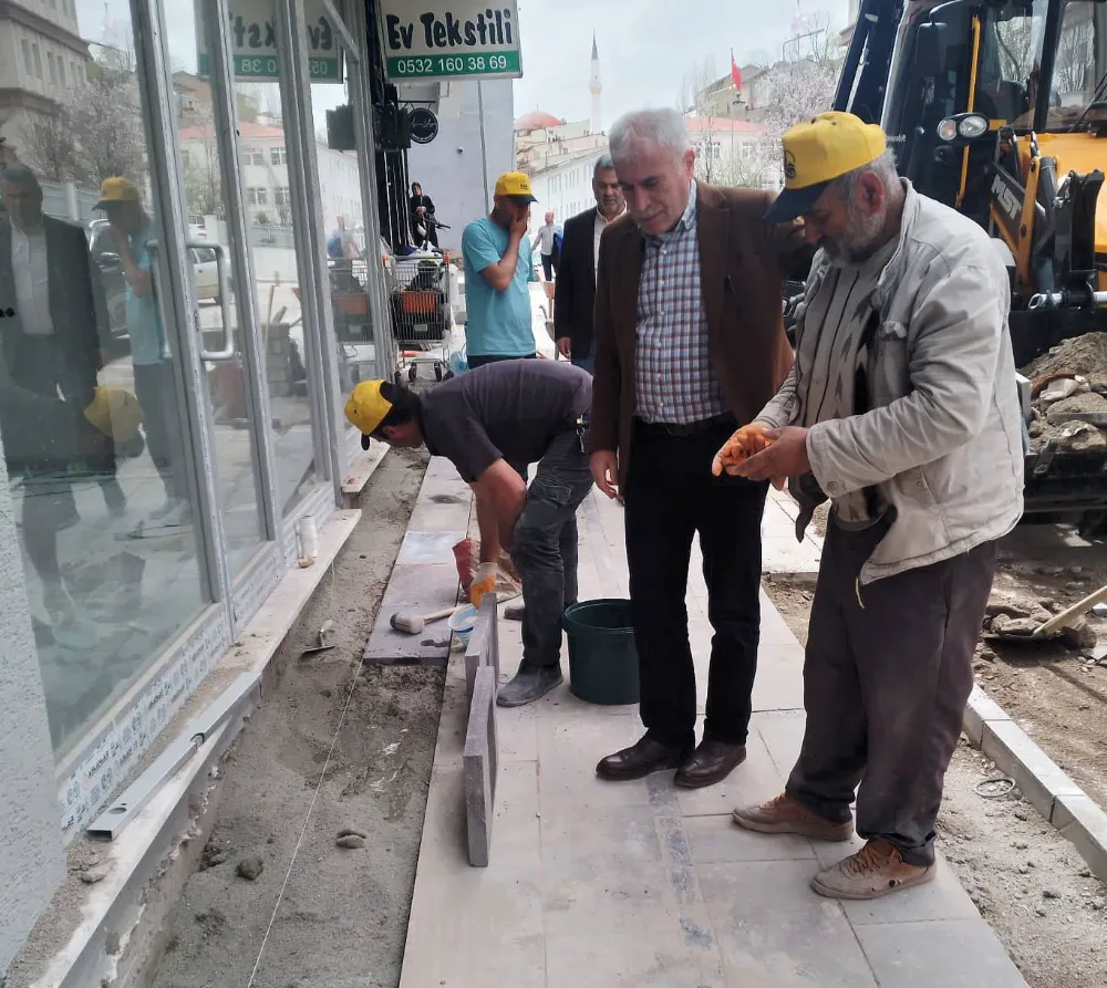 Bayburt Belediye Başkanı Mete Memiş, Kaldırım Çalışmalarını Yerinde İnceledi