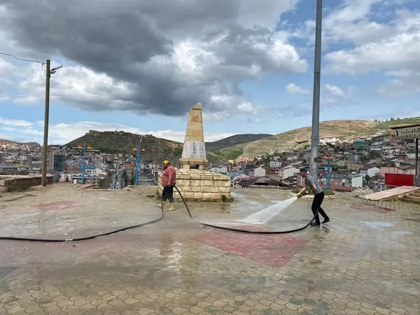 Bayburt Belediyesi’nden Mahallelere Temizlik Mesaisi Caddeler Köşe Bucak Yıkanıyor
