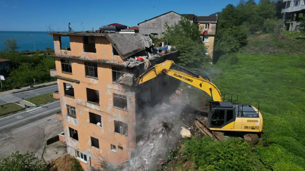 Çayeli Belediyesi Riskli Binayı Yıktı İlçenin Girişi Güzelleşiyor