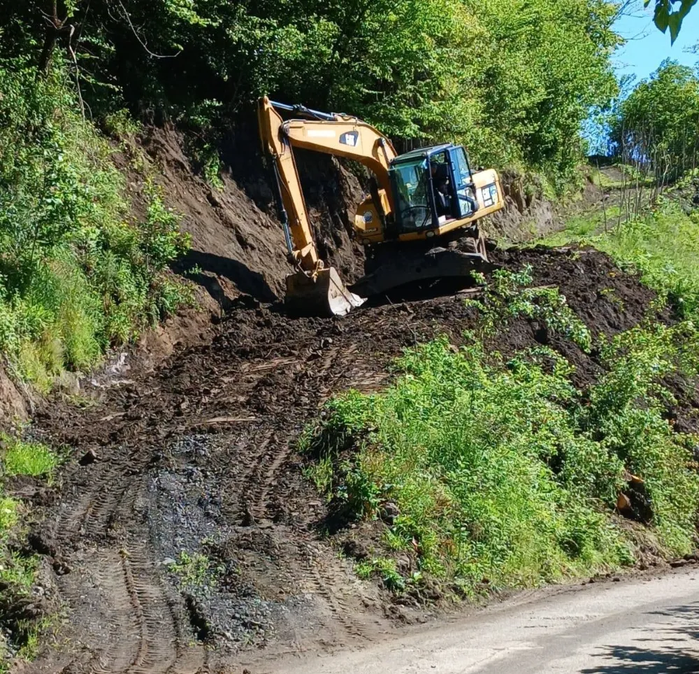 Beşikdüzü Belediyesi İlçede Yol Bakım ve Onarım Çalışmalarını Sürdürüyor