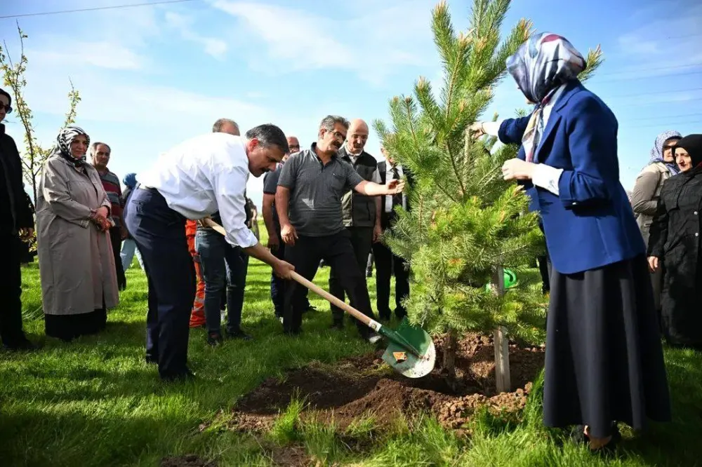 Erzurum’da Anlamlı Etkinlik 60+ Tazelenme Üniversitesi Öğrencileri Adına 100 Fidan Toprakla Buluştu