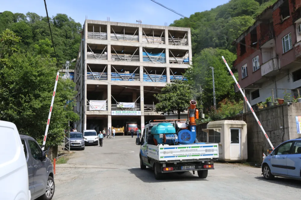 Rize Belediyesi’nden Kurbanlık Hayvan Satış Alanında Düzenli İlaçlama Çalışmaları