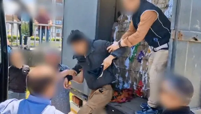 Rize’de 13 Kaçak Göçmen TIR’ın Gizli Bölmesinde Yakalandı