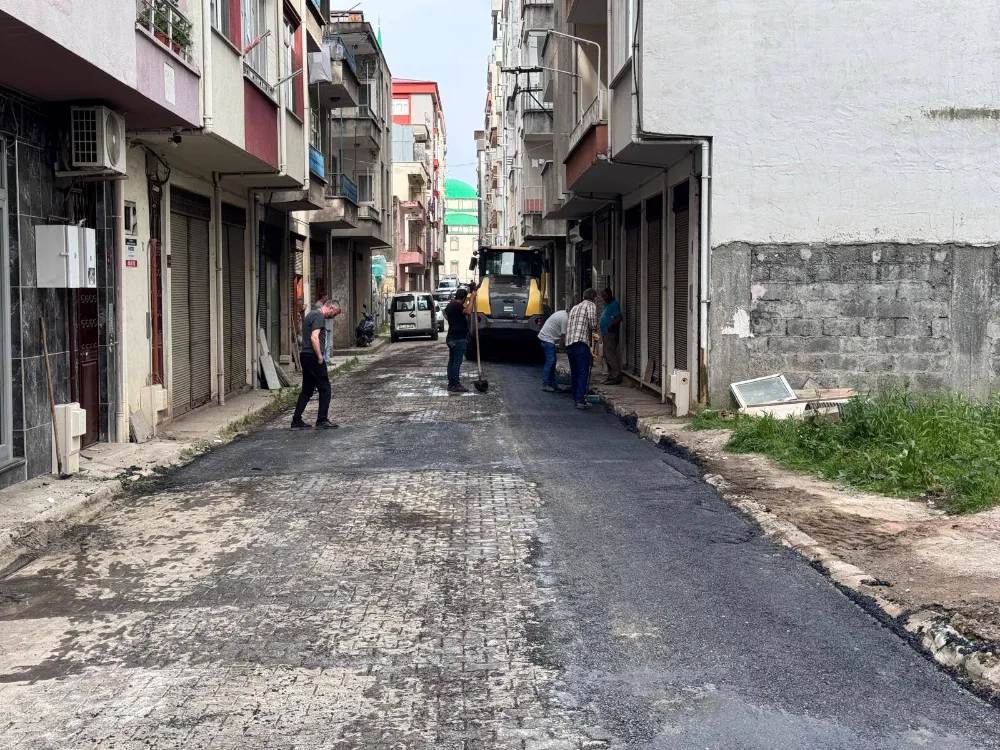 Beşikdüzü Belediyesi, Yol Bakım ve Asfaltlama Çalışmalarına Devam Ediyor