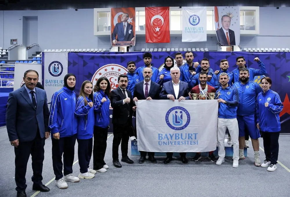 Bayburt’ta Üniversitelerarası Boks Türkiye Şampiyonası Renkli Görüntülere Sahne Oldu