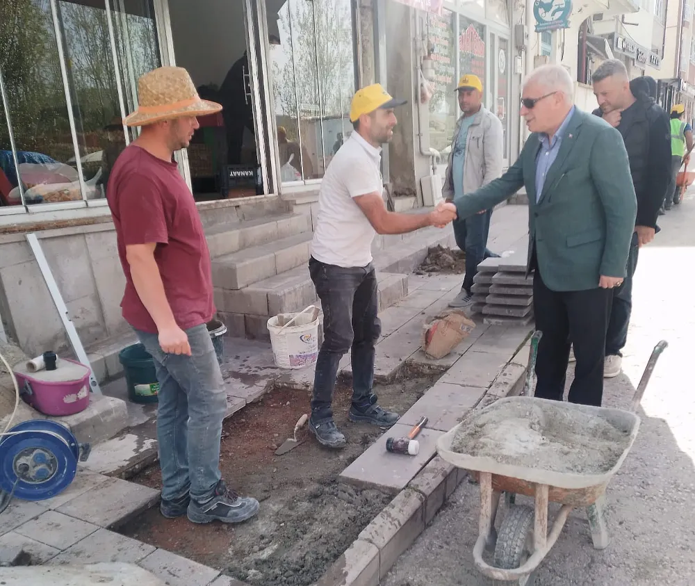 Bayburt’ta Kaldırımlar Yenileniyor, Başkan Mete Memiş Sahada İncelemelerde Bulundu