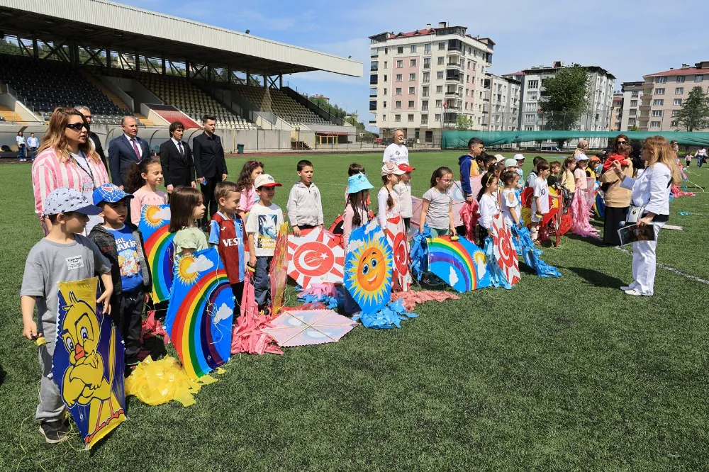 Arhavi’de Uçurtmalar Gökyüzünü Şenlendirdi