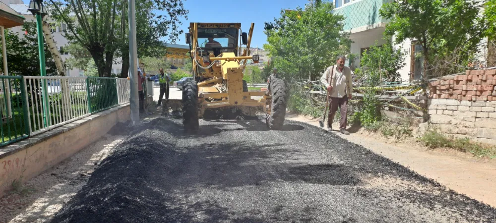 Bayburt Belediyesi Fen İşleri Ekipleri Şehrin Yollarını Yeniliyor