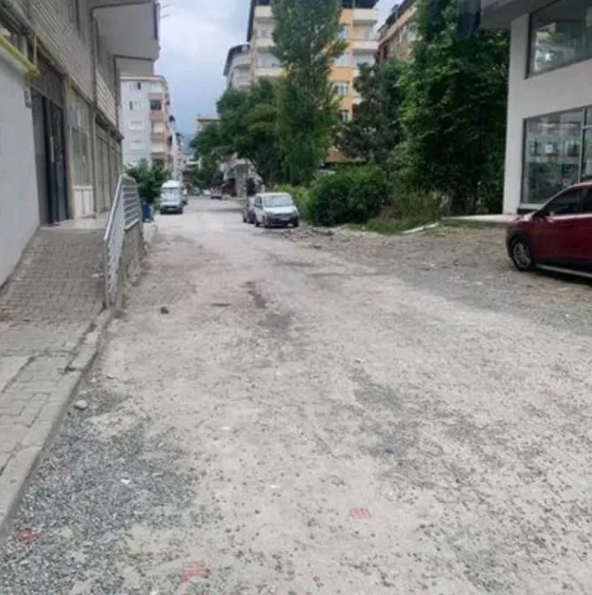 Ardeşen’de Yol Sorunu Çocukları ve Mahalle Halkını Mağdur Ediyor