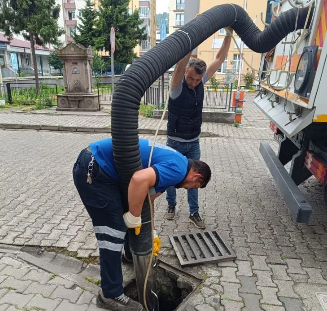 Beşikdüzü Belediyesi’nden İlçe Merkezi’nde Bakım ve Temizlik Çalışmaları
