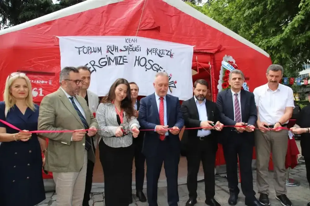 Trabzon Meydan Parkı’nda Resim ve Çini Sanatıyla Dolu Bir Sergi Kapılarını Açtı