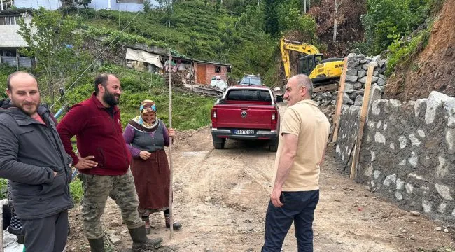Çamlıhemşin’de Mahallelerde Heyelan Riskine Karşı İstinat Duvarı ve Yol Bakım Çalışmaları Devam Ediyor