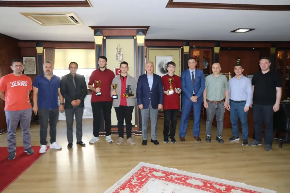 Rize Belediyesi, uluslararası robot yarışmasında başarı gösteren öğrencileri ağırladı