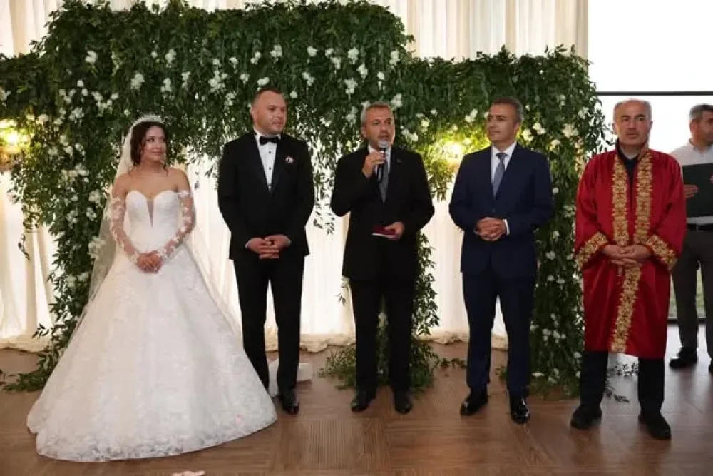 Rize Valisi, nikâh töreninde genç çifte mutluluklar diledi