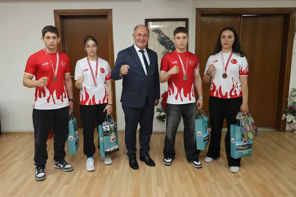 Artvinli Genç Boksçular, Türkiye Şampiyonu Olup Belediye Başkanı