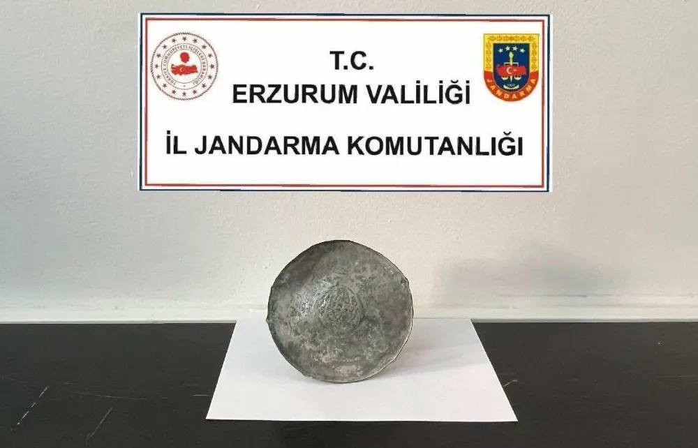 Erzurum’da Bulunan Bronz Disk Parçası Tarihi Eser Olarak Müze Müdürlüğüne Teslim Edildi