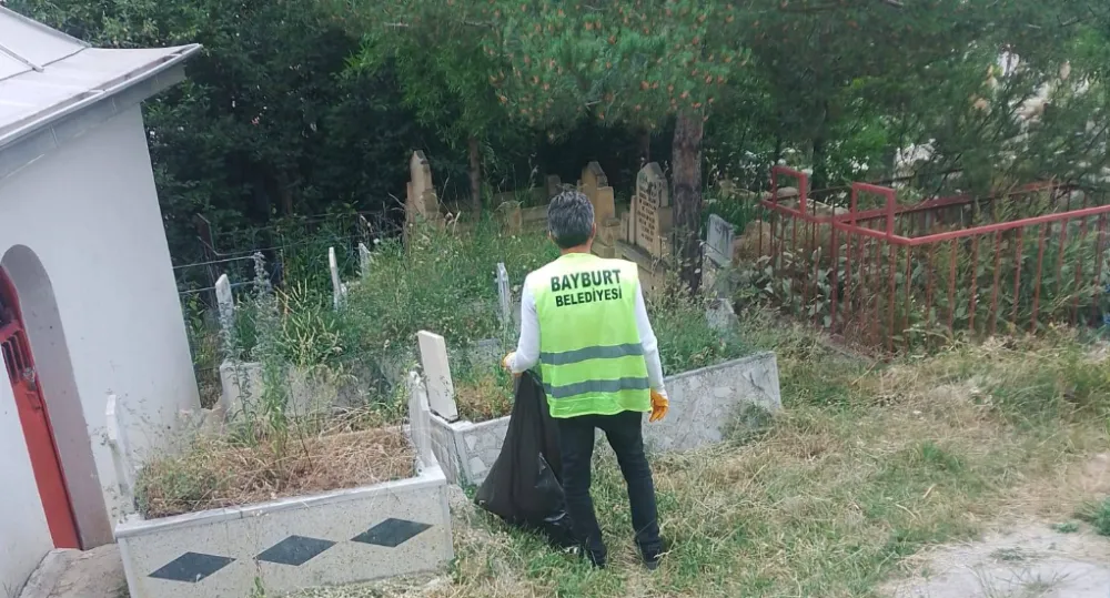 Bayburt Belediyesi’nden Mezarlık, Türbe ve Şehitliklerde Temizlik Çalışması