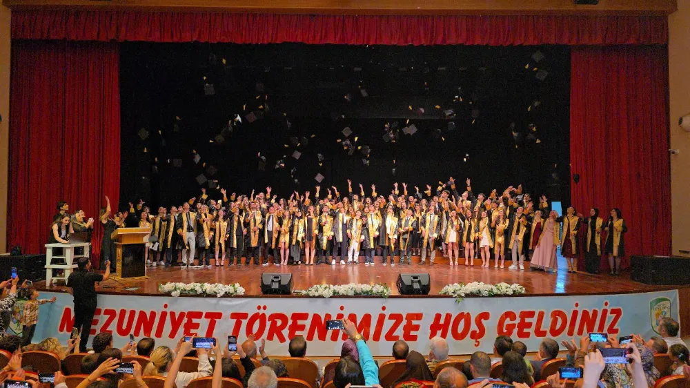 Artvin Fen Lisesi mezuniyet töreninde başarılar kutlandı