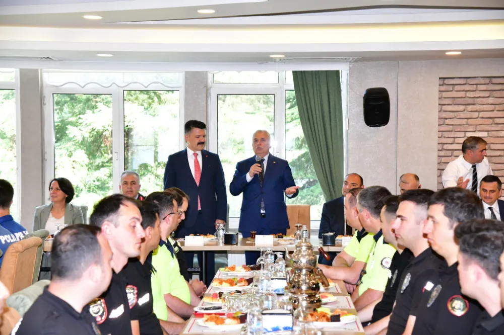 Trabzon Valisi Yıldırım, güvenlik için fedakarca çalışan emniyet mensuplarıyla bayramlaştı 