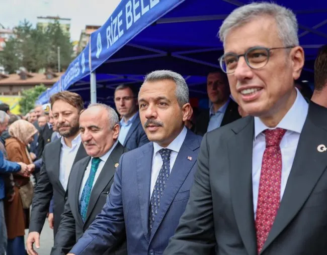 Rize’de Geleneksel Bayramlaşma Töreni Bayramın İkinci Günü Cumhuriyet Meydanı’nda