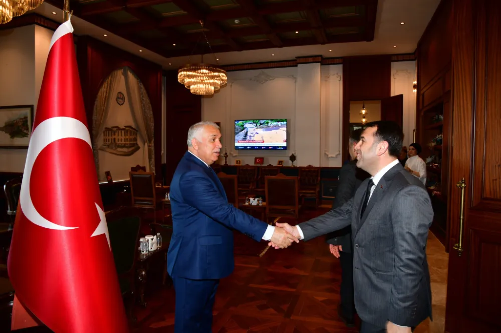 Trabzon Valisi Yıldırım, personeliyle bayramlaştı ve özverili çalışmaları için teşekkür etti