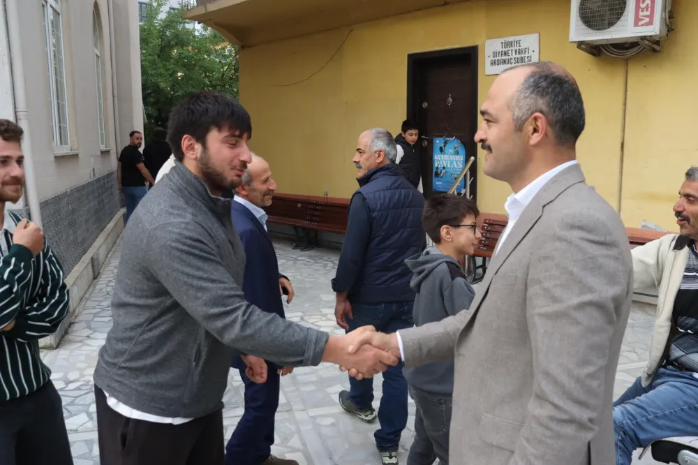 Kaymakam Sözen ve Başkan Yılmaz, Bayram Namazı Sonrası Halkla Bayramlaştı