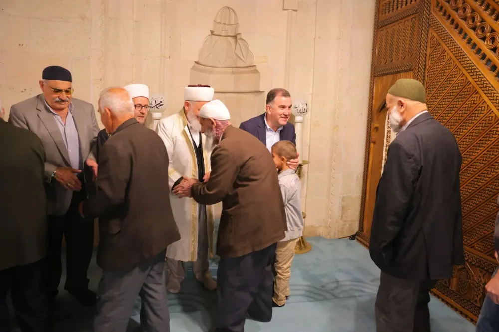 Vali Eldivan, Bayram Namazı Sonrası Vatandaşlarla Bayramlaştı