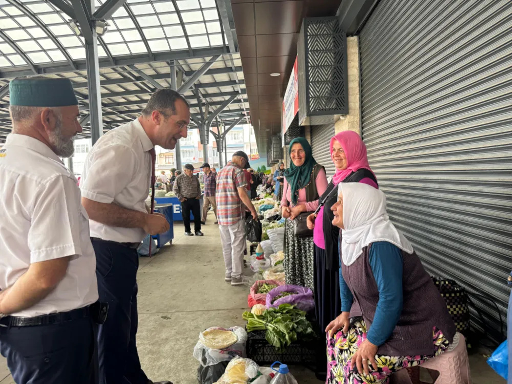 Akçaabat Belediye Başkanı pazar ziyaretinde yerel üretimin önemini vurguladı ve destek sözü verdi