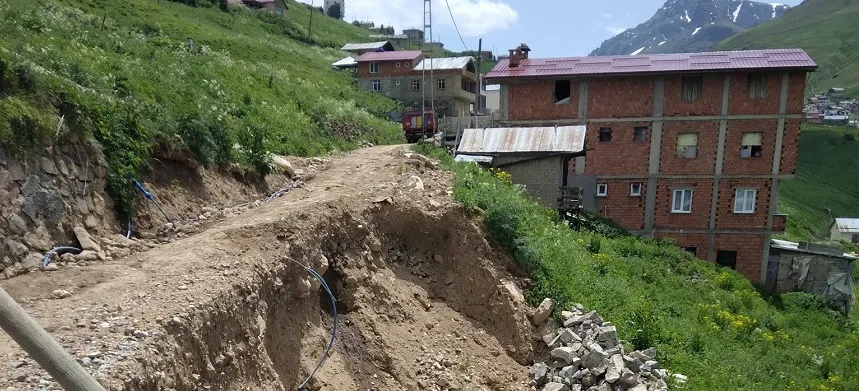 Anzer-Ballıköy yolu heyelan nedeniyle kapalı, köylüler yardım bekliyor!