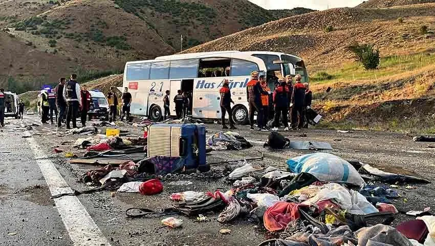 Yolcu Otobüsü Dağ Yamacına Çarptı: 4 Ölü, 33 Yaralı!