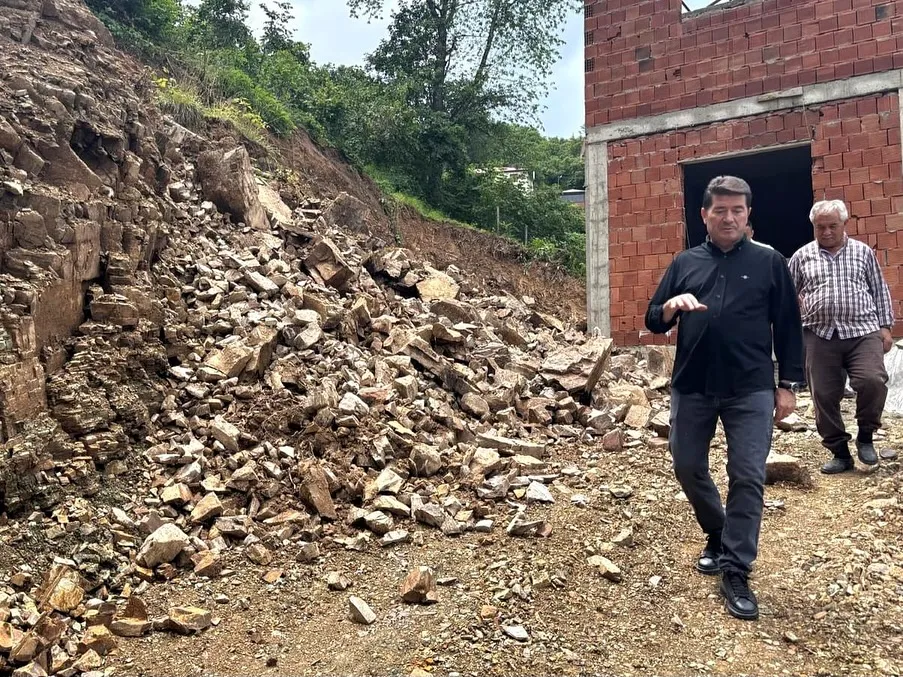 Çağlayan Mahallesi’nde Toprak Kayması: Ekipler Bölgeye Sevk Edildi
