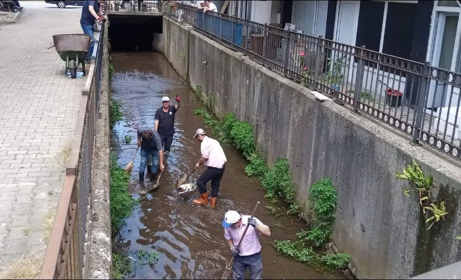 Beşikdüzü Belediyesi temizlik ve bakım çalışmalarına aralıksız devam ediyor